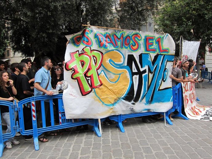 Concentración De 'Indignados' Frente A Cort