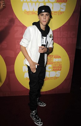 Posado De Justin Bieber En Los Premios CMT De La Música 