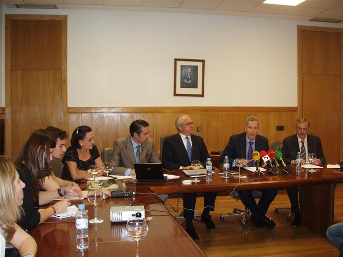 José De La Mata Durante Su Visita A La Sede De La Nueva Oficina Judicial De León