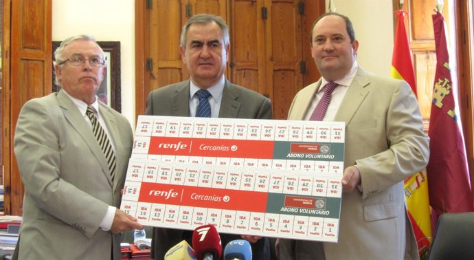 El Rector De La UMU Y El Delegado Del Gobierno Con Miembro De Renfe