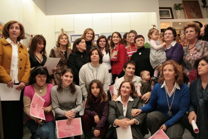 Cristina Garmendia Con Los Voluntarios De 'Mi Desvan.Org'