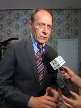 Díaz Trillo Atiende A Los Medios De Comunicación.