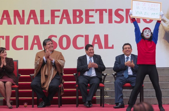 El Presidente Alan García Declara A Perú Un País Libre De Analfabetismo.
