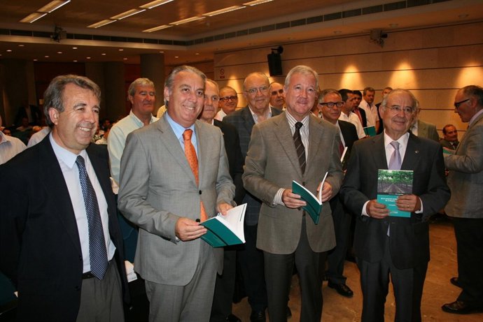 Valcárcel Presenta El 'Análisis De La Campaña Hortofrutícola 2009-2010'