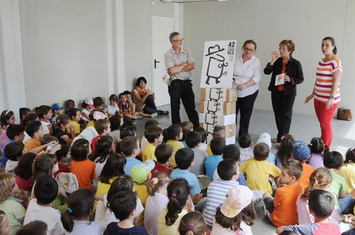 Representantes De La Fira Del Llibre Y Alumnos