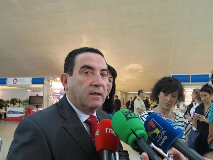 El Consejero De Obras Públicas Del Gobierno De Aragón, Alfonso Vicente