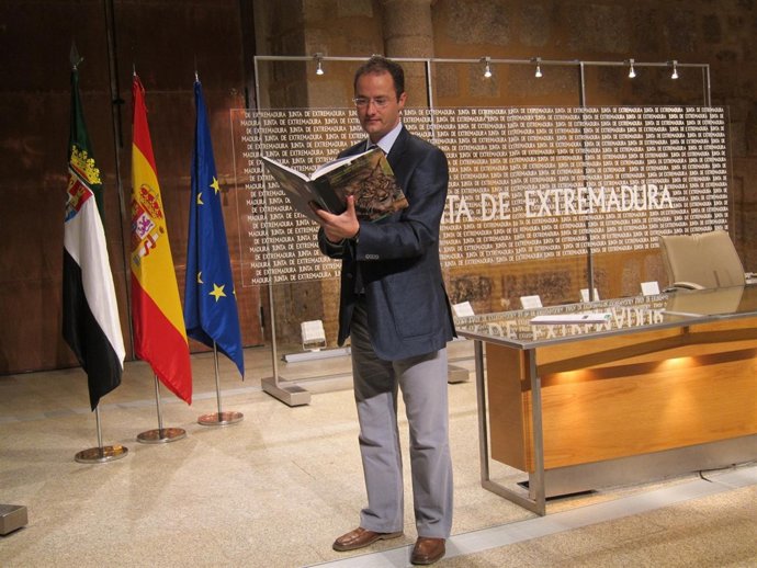 Guillermo Crespo Con El Catálogo De Especies Amenazadas