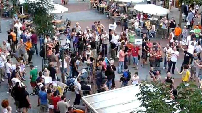 Cacerolada Convocada En Facebook