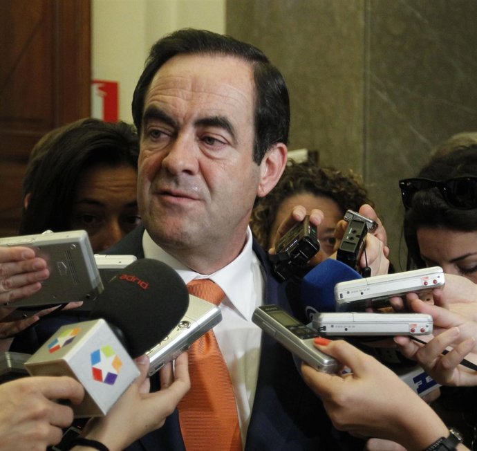 Primer Plano De José Bono En El Congreso