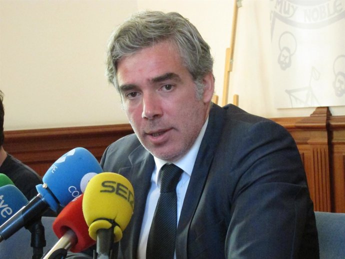 Fuentes-Pila En Un Encuentro Con Los Periodistas