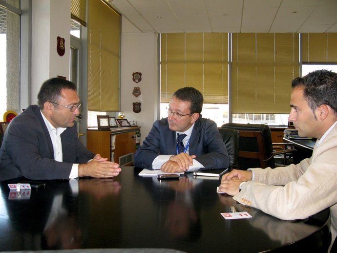 El Director Del Aeropuerto, Salvador Merino, En El Centro; Con Heredia Y Pérez