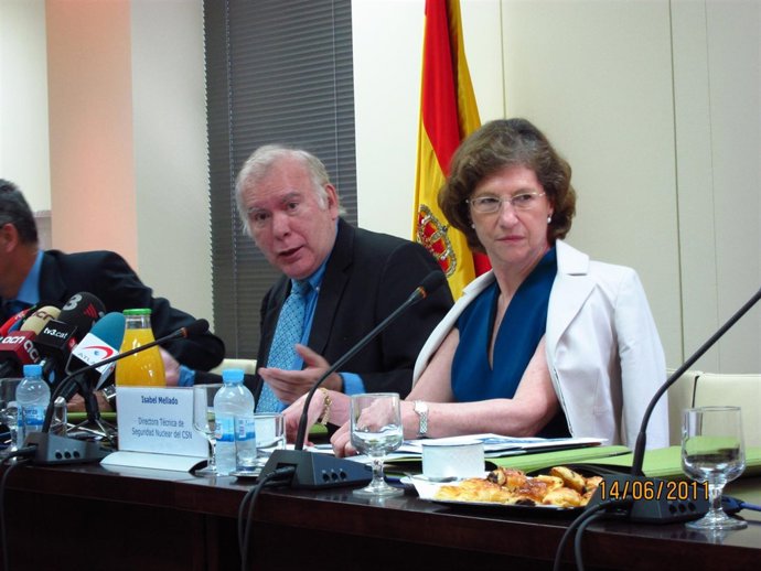 El Consejero Luis Gámir Y La Directora De Seguridad Nuclear, Isabel Mellado.