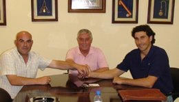 Juanma Rodríguez (Izquierda), Junto Al Presidente Y Al Entrenador Del Recreativo