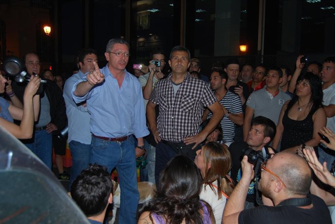 Alberto Ruiz Gallardón  con asistentes a la "cacerolada" de Chueca