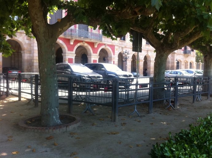 Blindan El Parlament Ante La Protesta De Los 'Indignados'