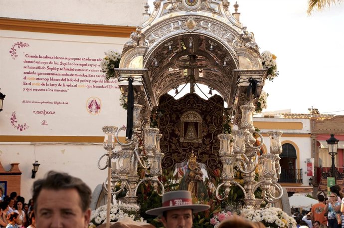 Una Hermandad A Su Paso Por Villamanrique De La Condesa.