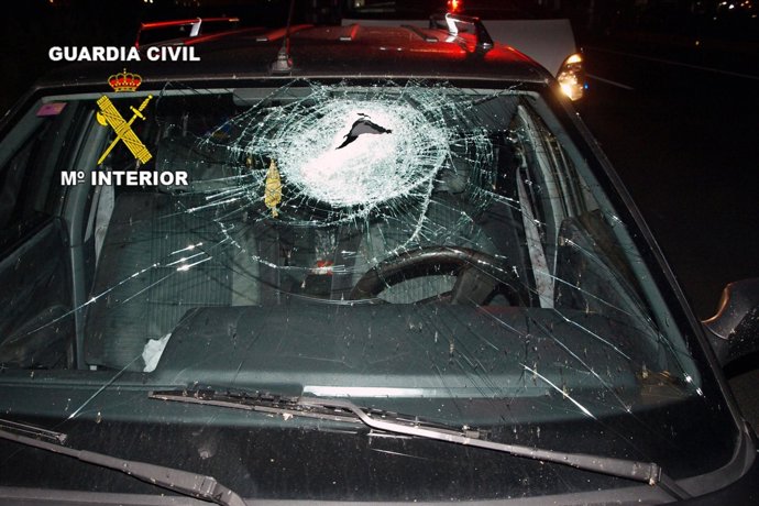 Vehículo Dañado Por Una Piedra Lanzada Desde Un Puente