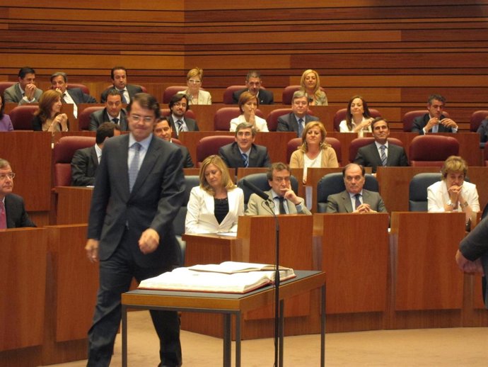Fernández Mañueco, Durante La Constitución De Las Cortes.