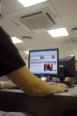 Usuario Utilizando Un Ordenador