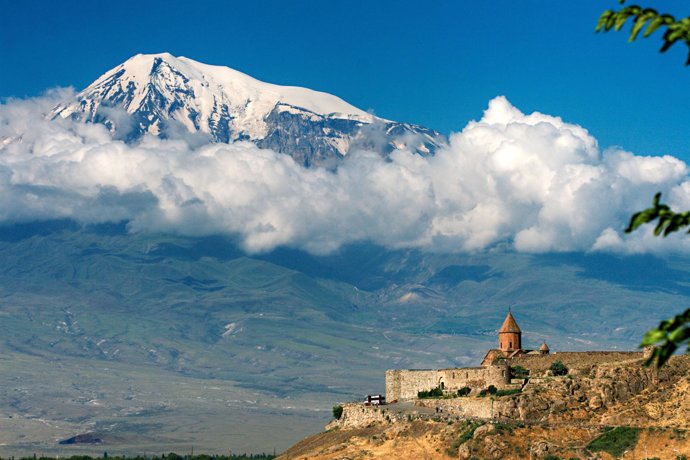 Monasterio De Khor Virap Con El Monte Ararat De Fondo