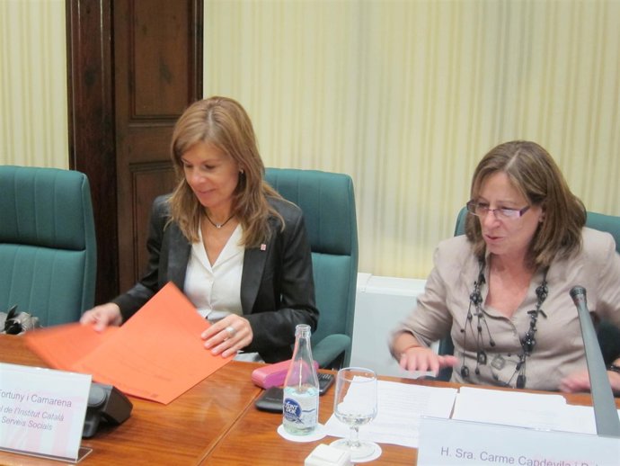 A La Izquierda, Carmela Fortuny, Dtora.Del Instituto Catalán Servicios Sociales