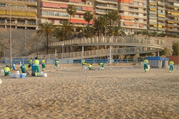 Limpiza De La Playa Del Postiguet