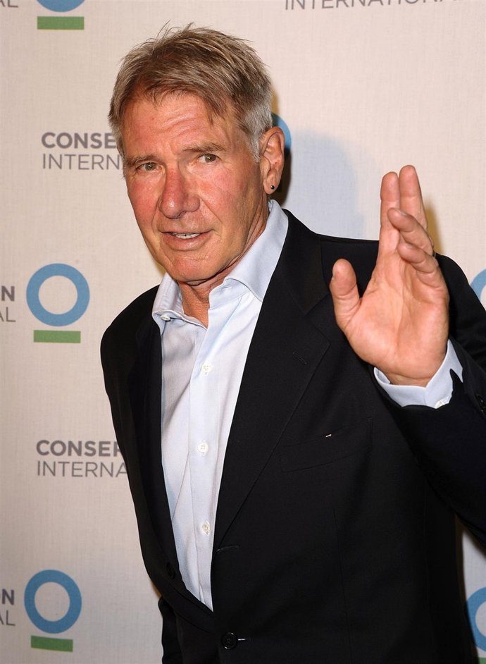 Posado De Harrison Ford Saludando 