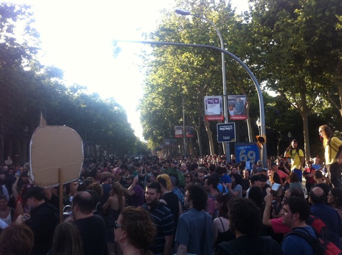 Concentración De 'Indignados' Frente A La Ciutadella
