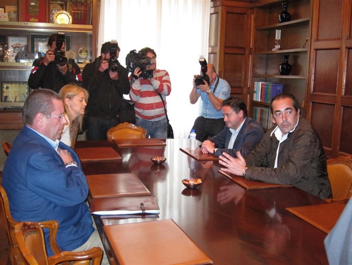 Reunión Entre Foro Asturias Y El PP En La Junta General