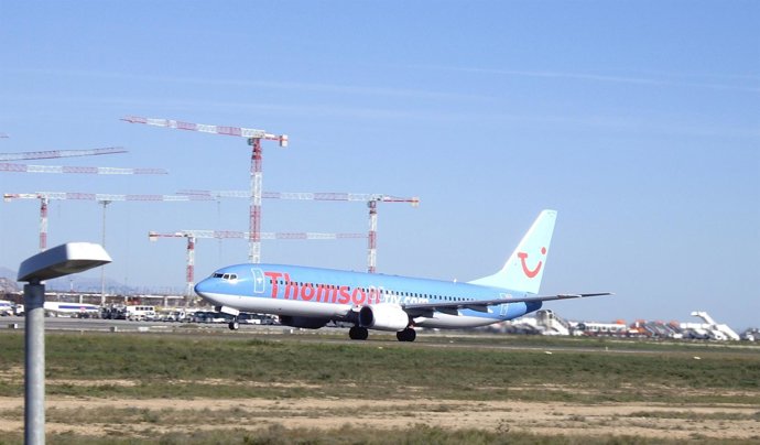 Imagen De Un Avión Despegando En El Aeropuerto De El Altet
