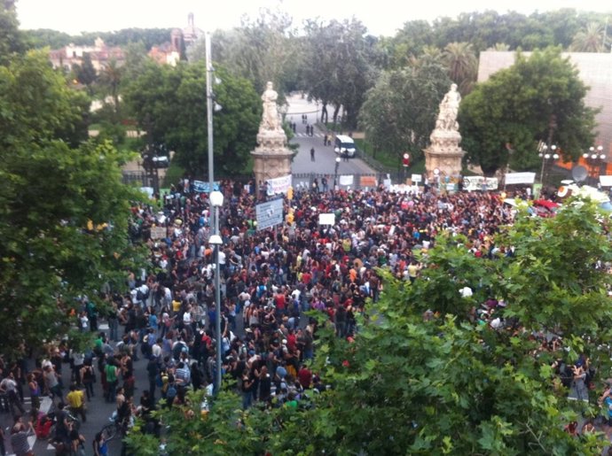 Imagen Aérea De Los Indignados Ante El Parque Ciutadella