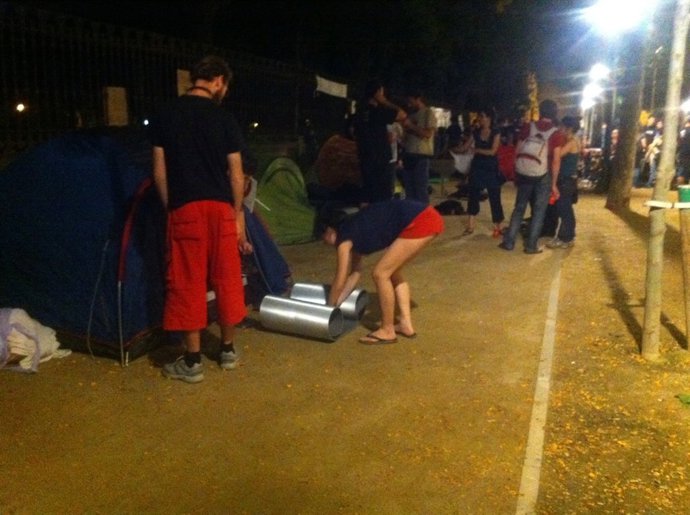 Acampada A Las Puertas Del Parque De La Ciutadella En Barcelona
