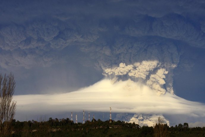 El Volcán Chileno Puyehue Entra En Erupción