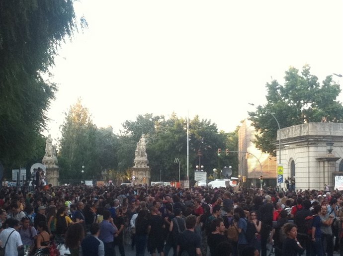 Indignados A Las Puertas De La Ciutadella