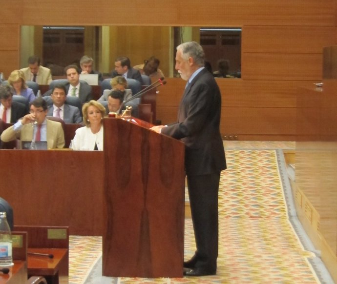 Luis De Velasco Durante Su Intervención En El Debate De Investidura De Aguirre