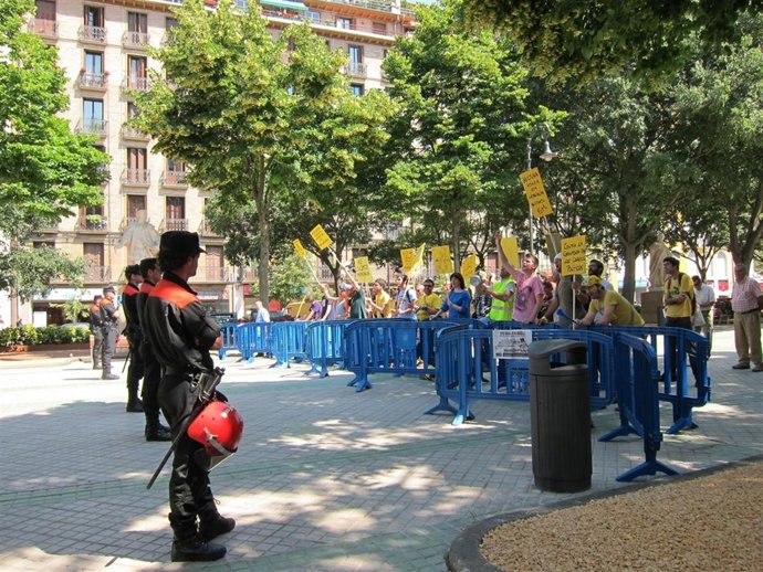 Protesta Del Movimiento 15M Pamplona Ante El Parlamento De Navarra.