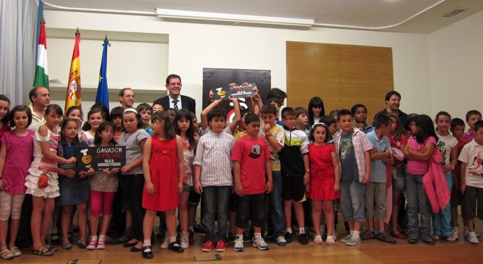 Entrega De Premios De La Campaña Escolar 'Aprende Ac Omer Con Capi'