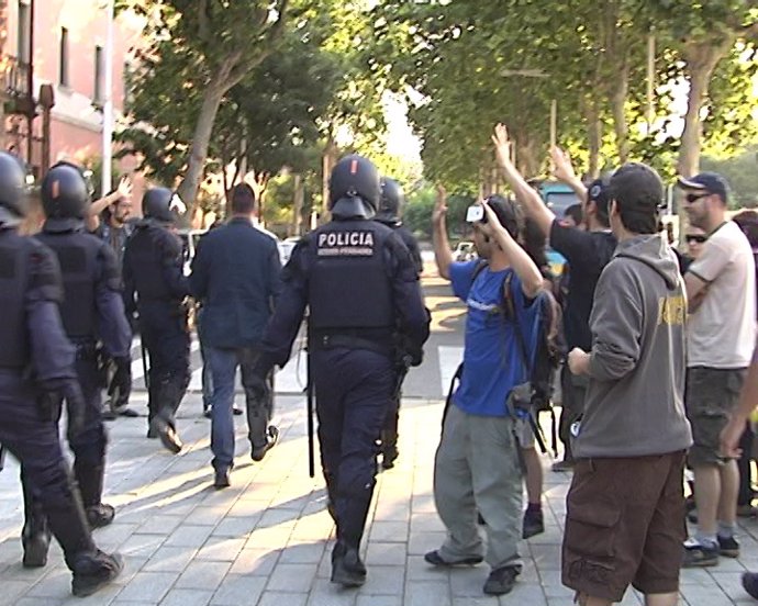 'Indignados' de Barcelona bloquean la Ciutadella