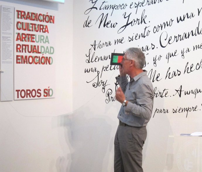 El Diseñador Pepe Gimeno Observa Una De Sus Obras En La Exposición De La Nau