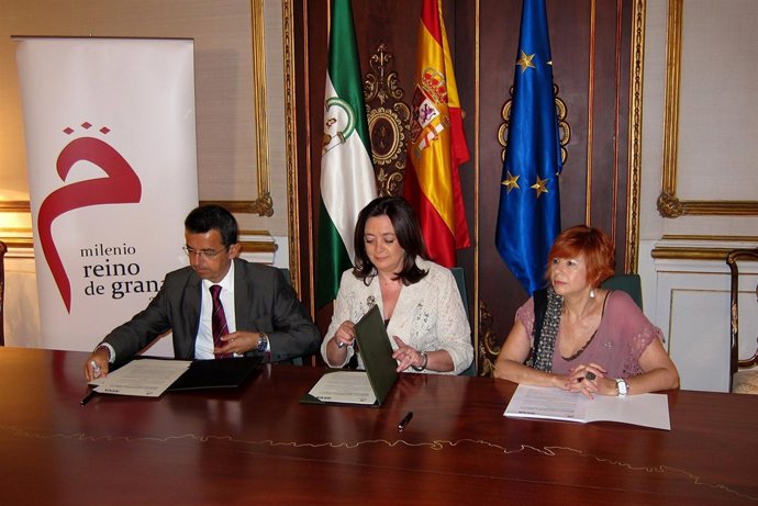 Pablo Carrasco, Mar Moreno Y Francisca Pleguezuelos, Firma De Convenio