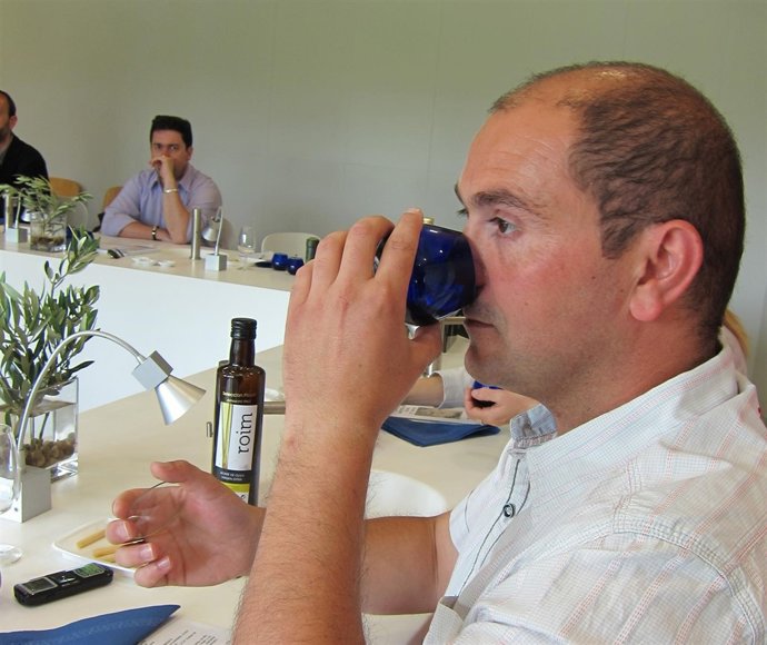 Jorge Martínez Cata Aceite En El Típico Vaso Oscuro