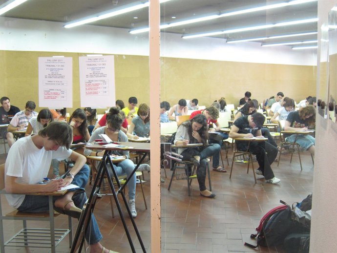 Los Alumnos Catalanes Realizan Las Pruebas De Selectividad