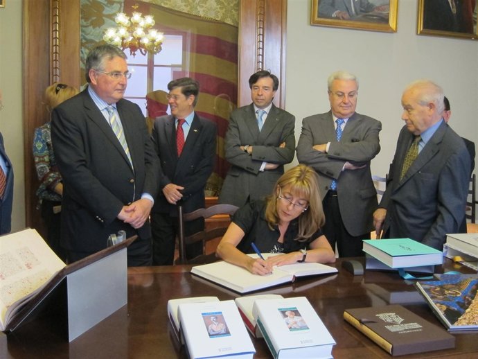 Tirini Miró Visita La Sede De Lo Rat Penat