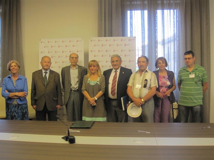 Carrasco (C) Con Los Representantes De Las Asociaciones Sociales