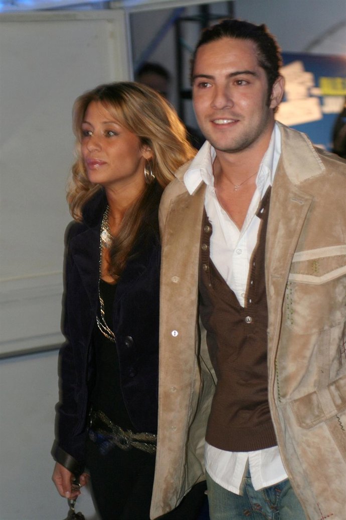 David Bisbal Y Elena Tablada En El Aeropuerto