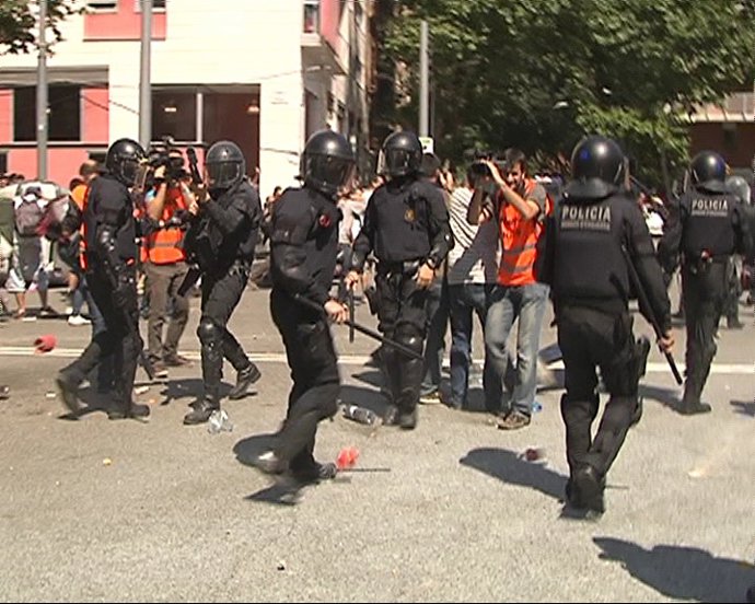 'Indignados' presionan para entrar al Parlament