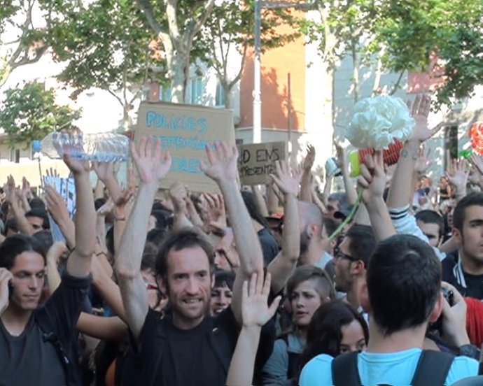 Diputados acceden al Parlament entre abucheos