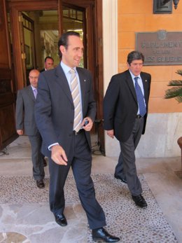 Bauzá A Su Salida Del Parlament Tras Ser Investido Presidente