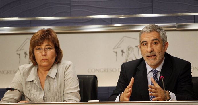 Nuria Buenaventura (ICV) Y Gaspar Llamazares (IU) En Rueda De Prensa