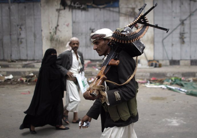 Un Miliciano Antigubernamental Se Pasea Por La Capital De Yemen